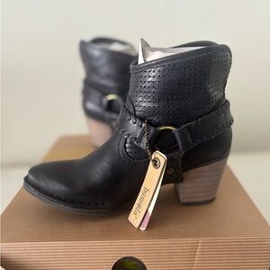 Bussola Black Ankle Boots with Wooden Heel - sz 35 4/4.5 US